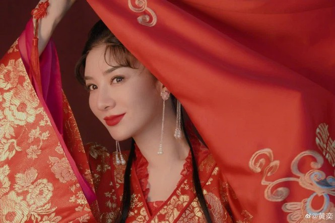 Showbiz 20/3: Vợ Chí Tài cảm ơn Hoài Linh vì lập bàn thờ cho chồng ở Việt Nam ảnh 6