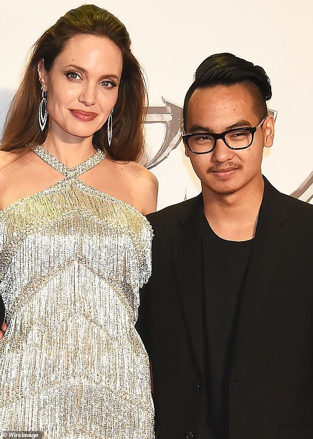 Showbiz 24/3: MC bị người phụ nữ khỏa thân ném đá khi đang dẫn trực tiếp trên truyền hình ảnh 4