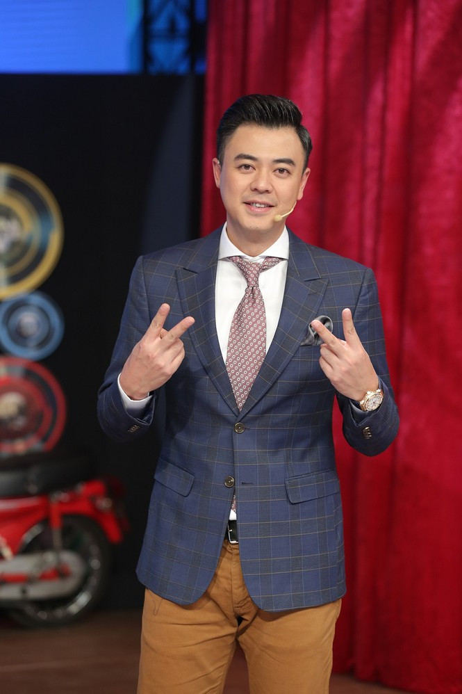 Showbiz 20/3: Vợ Chí Tài cảm ơn Hoài Linh vì lập bàn thờ cho chồng ở Việt Nam ảnh 4