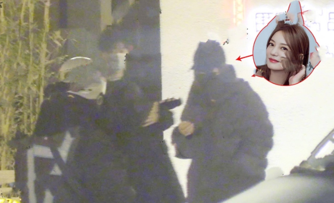 Showbiz 24/3: MC bị người phụ nữ khỏa thân ném đá khi đang dẫn trực tiếp trên truyền hình ảnh 6