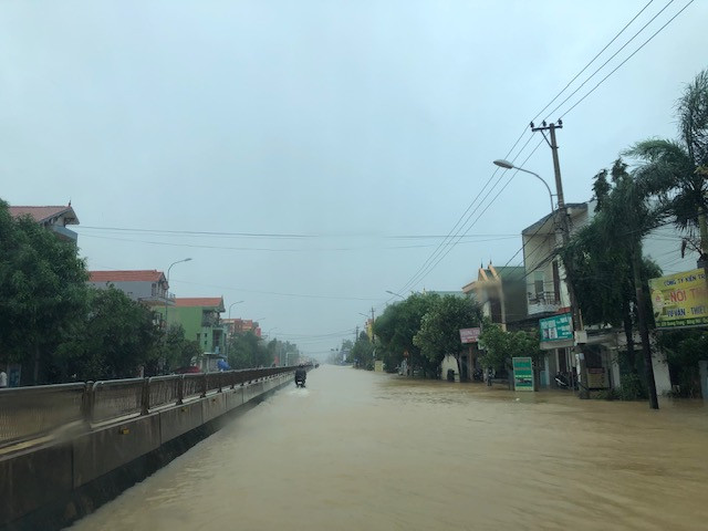 Nước lũ lần đầu tiên tấn công thành phố cửa biển Đồng Hới ảnh 2