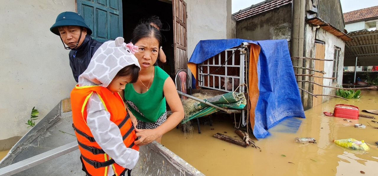 Quảng Bình: Nước lụt nhiều nơi phá vỡ kỷ lục năm 2010 và chưa có dấu hiệu dừng lại ảnh 3