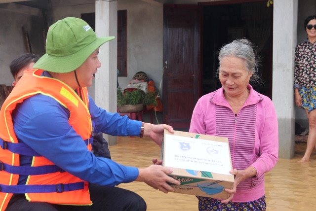 Cứu trợ hàng trăm thùng mì tôm và nước lọc cho rốn lũ Tân Ninh ảnh 2