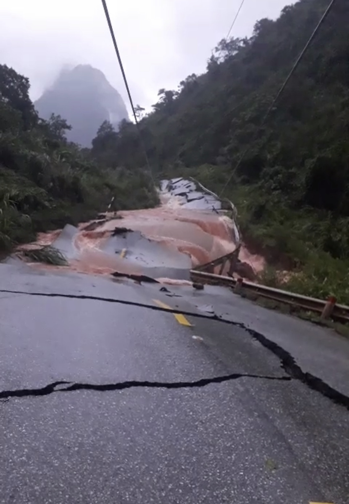 Quảng Bình: Sạt lở núi kinh hoàng, vùi lấp đồn biên phòng và xé toác QL 12A ảnh 3