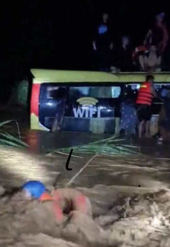 Đại hồng thuỷ nuốt chửng Quảng Bình trong đêm, khắp nơi người dân kêu cứu ảnh 4