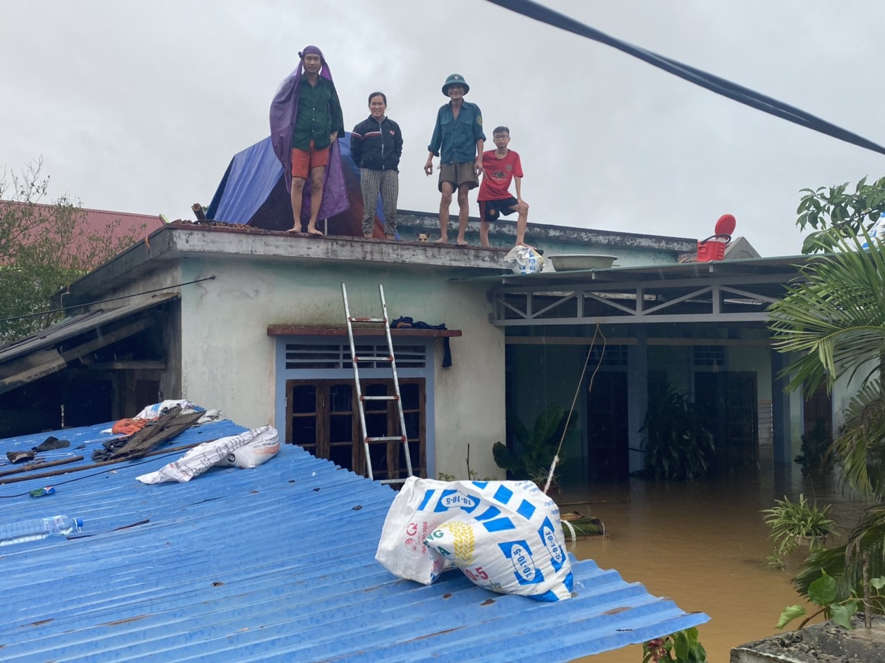 Đại hồng thuỷ nuốt chửng Quảng Bình trong đêm, khắp nơi người dân kêu cứu ảnh 2