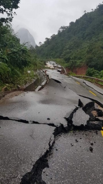 Quảng Bình: Sạt lở núi kinh hoàng, vùi lấp đồn biên phòng và xé toác QL 12A ảnh 4