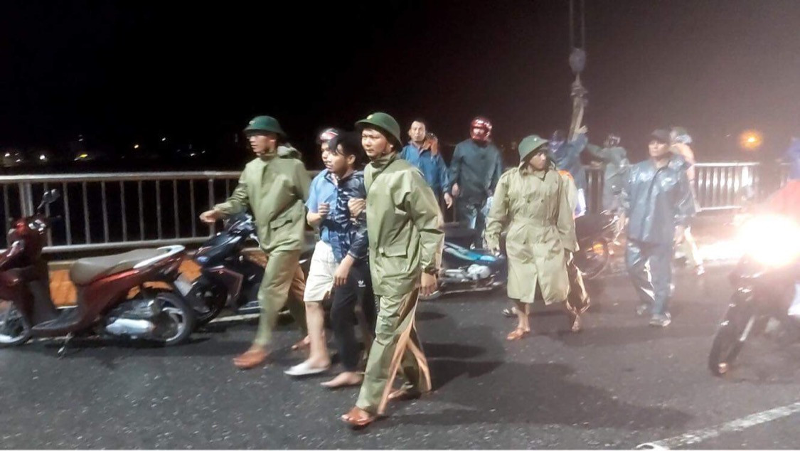 Cứu hộ thành công tàu cá đứt dây neo trôi ra biển lúc nửa đêm ảnh 1