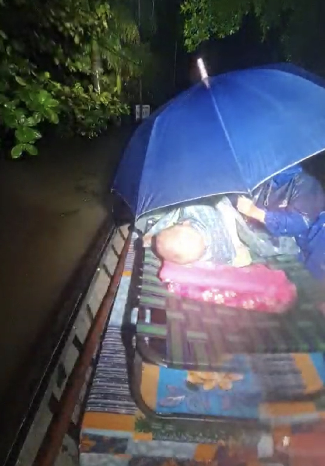 Đại hồng thuỷ nuốt chửng Quảng Bình trong đêm, khắp nơi người dân kêu cứu ảnh 3