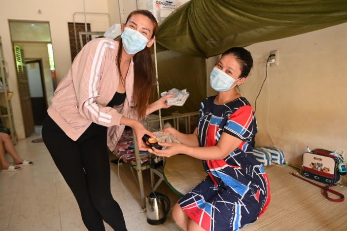 Võ Hoàng Yến trao tặng hàng ngàn khẩu trang, nước rửa tay cho khu cách ly Bình Dương ảnh 8