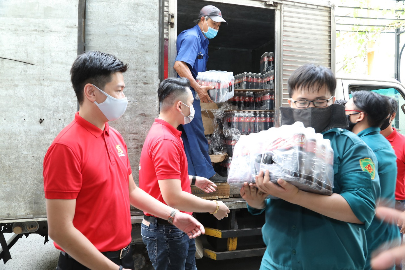 Sabeco tiếp hơn 600.000 vật phẩm thiết yếu hỗ trợ tiền tuyến chống dịch COVID-19 ảnh 1