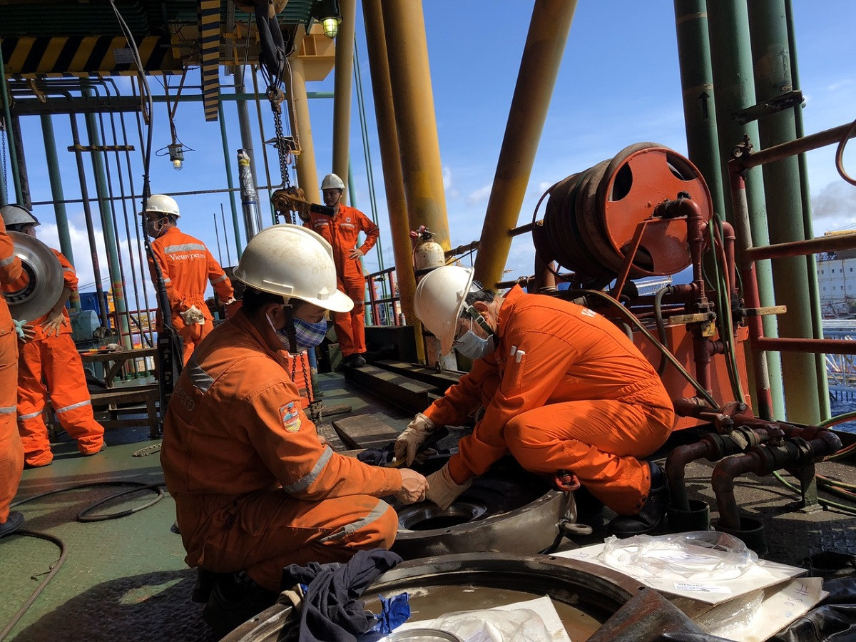Người lao động dầu khí đồng cam cộng khổ vượt gian khó ảnh 1