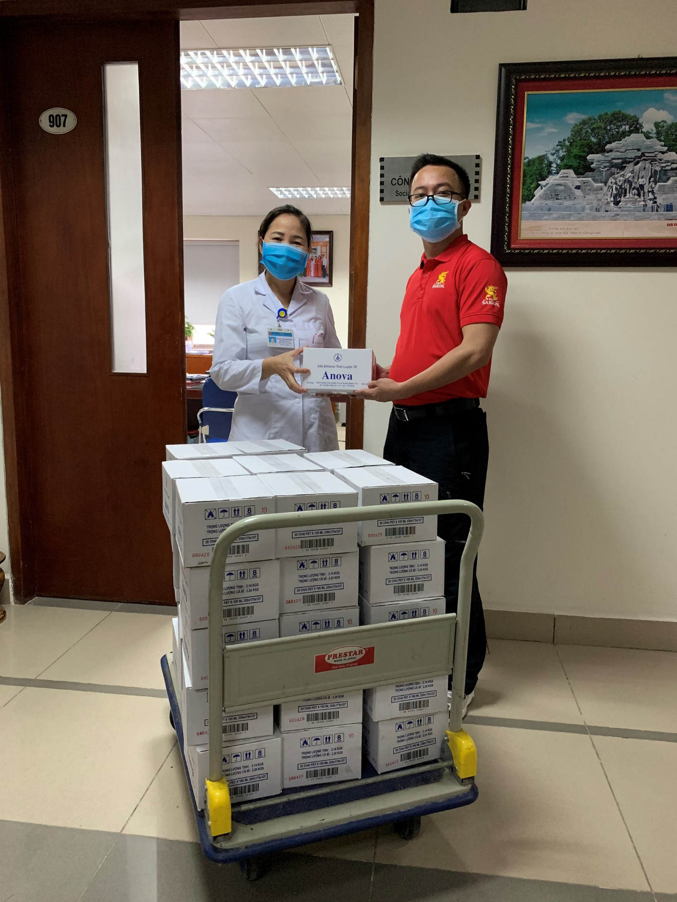 Sabeco tiếp hơn 600.000 vật phẩm thiết yếu hỗ trợ tiền tuyến chống dịch COVID-19 ảnh 2