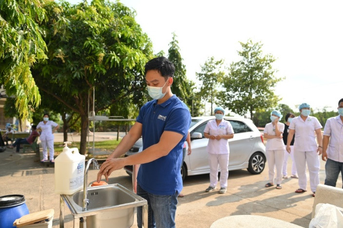 Võ Hoàng Yến trao tặng hàng ngàn khẩu trang, nước rửa tay cho khu cách ly Bình Dương ảnh 7