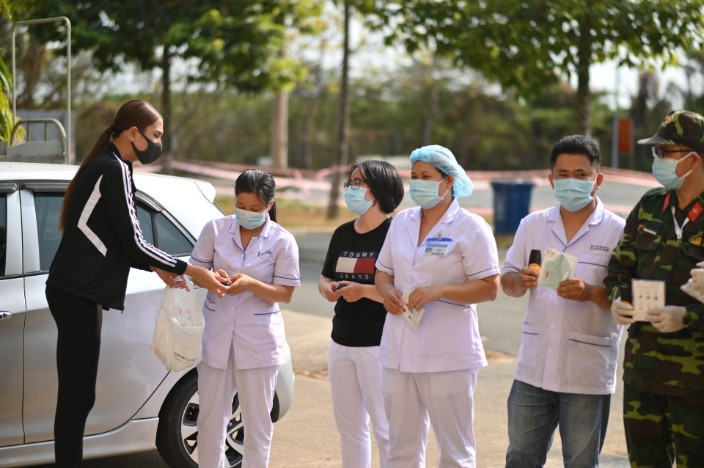 Võ Hoàng Yến trao tặng hàng ngàn khẩu trang, nước rửa tay cho khu cách ly Bình Dương ảnh 3