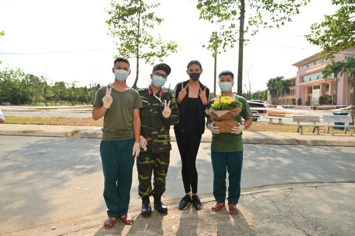 Võ Hoàng Yến trao tặng hàng ngàn khẩu trang, nước rửa tay cho khu cách ly Bình Dương ảnh 4