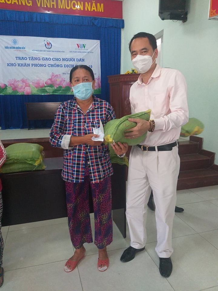 Cty Trầm hương Khánh Hòa trao 10 tấn gạo giúp đồng bào khó khăn do đại dịch COVID-19 ảnh 1