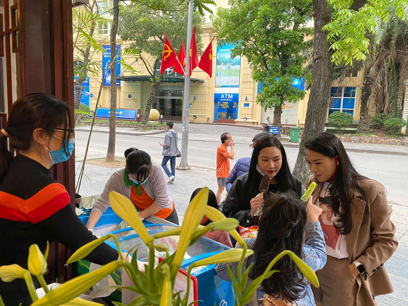 Kem thủy tạ thu hút khách ngày mở cửa trở lại sau thời gian cách ly xã hội ảnh 3