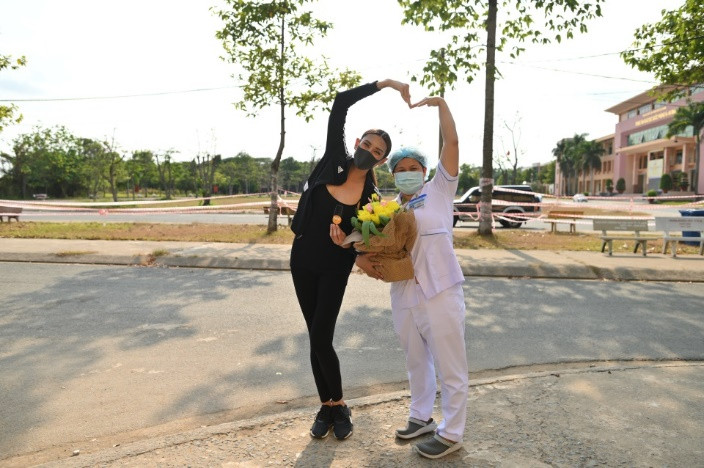 Võ Hoàng Yến trao tặng hàng ngàn khẩu trang, nước rửa tay cho khu cách ly Bình Dương ảnh 5