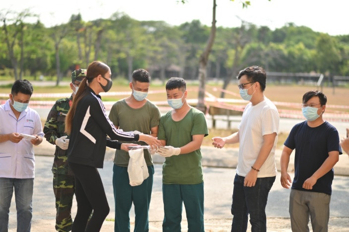 Võ Hoàng Yến trao tặng hàng ngàn khẩu trang, nước rửa tay cho khu cách ly Bình Dương ảnh 1