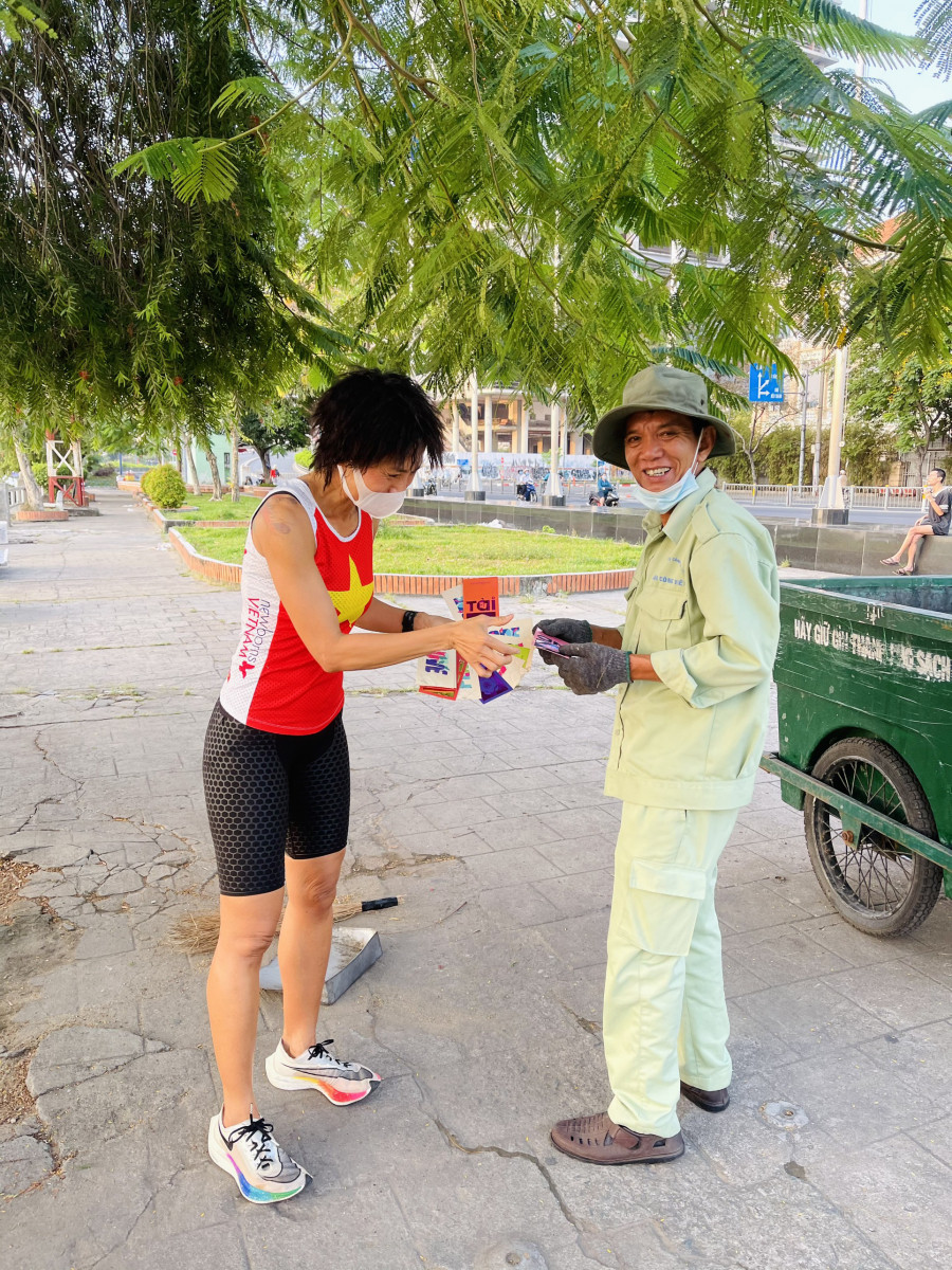 Nghĩa cử cao đẹp của các runner ngày chạy khai Xuân ảnh 2