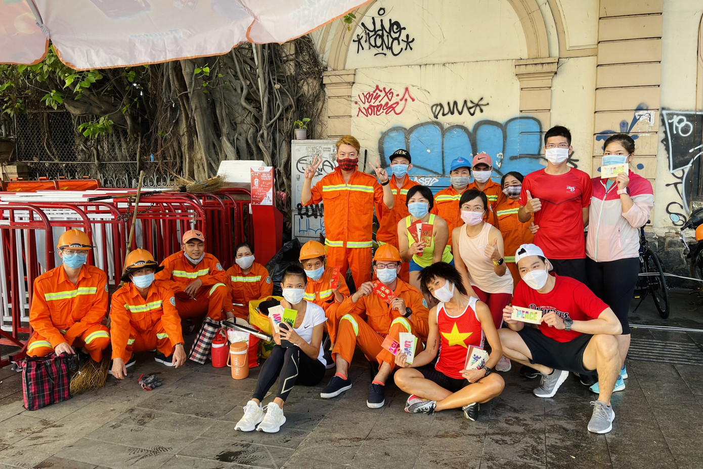 Nghĩa cử cao đẹp của các runner ngày chạy khai Xuân ảnh 7