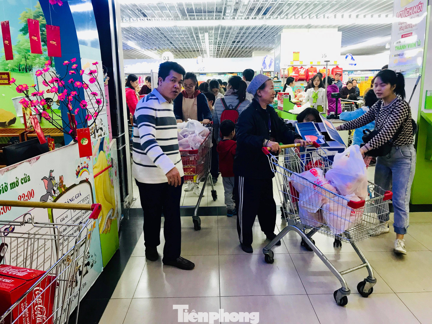 Siêu thị Hà Nội ken đặc người ngày giáp Tết ảnh 13