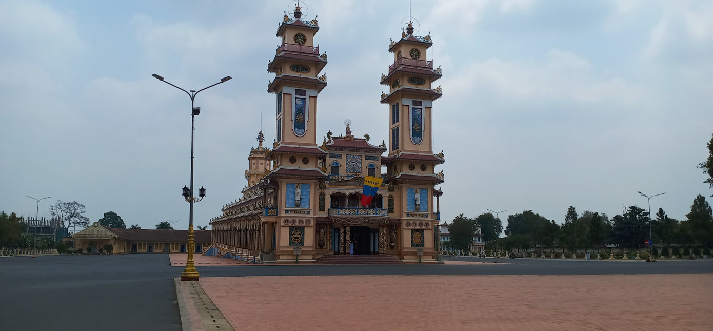 Vắng khách du lịch mùa dịch, bầy khỉ ở Tòa Thánh Tây Ninh đói ăn tràn ra đường ảnh 2