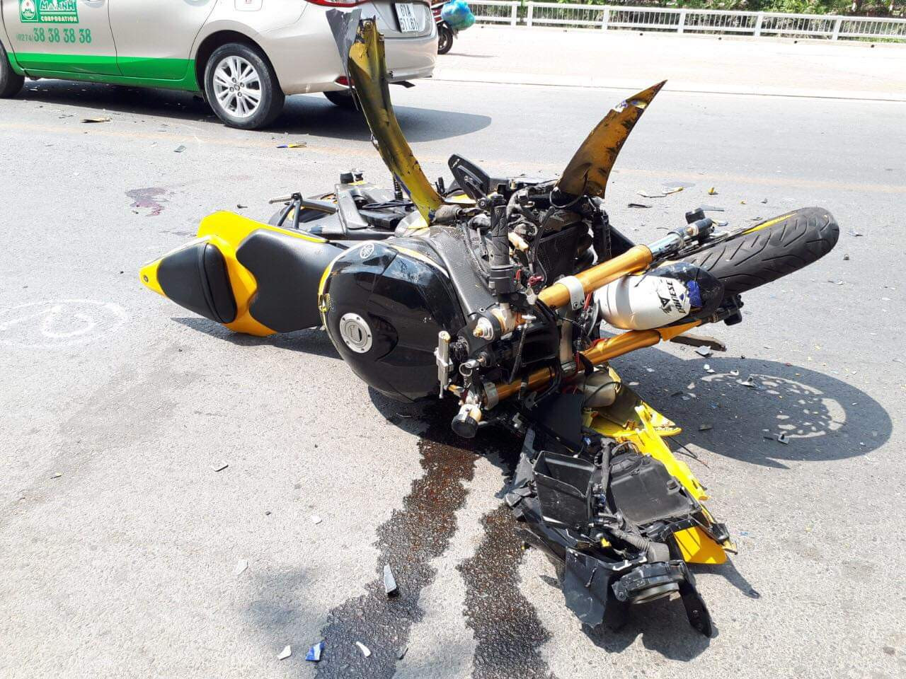 Xe mô tô phân khối lớn tông trực diện taxi, nam thanh niên bay hơn 10m ảnh 2