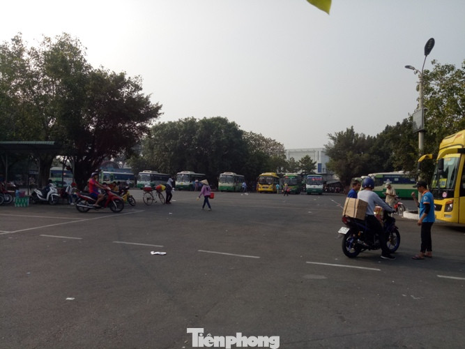 Bến xe vắng như ‘Chùa Bà Đanh’ vì công nhân được tặng vé xe về Tết ảnh 5
