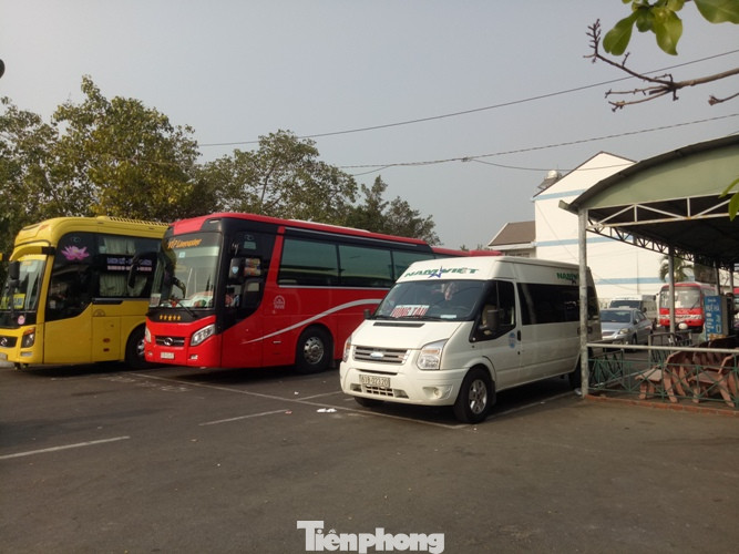 Bến xe vắng như ‘Chùa Bà Đanh’ vì công nhân được tặng vé xe về Tết ảnh 4