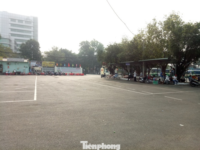 Bến xe vắng như ‘Chùa Bà Đanh’ vì công nhân được tặng vé xe về Tết ảnh 6