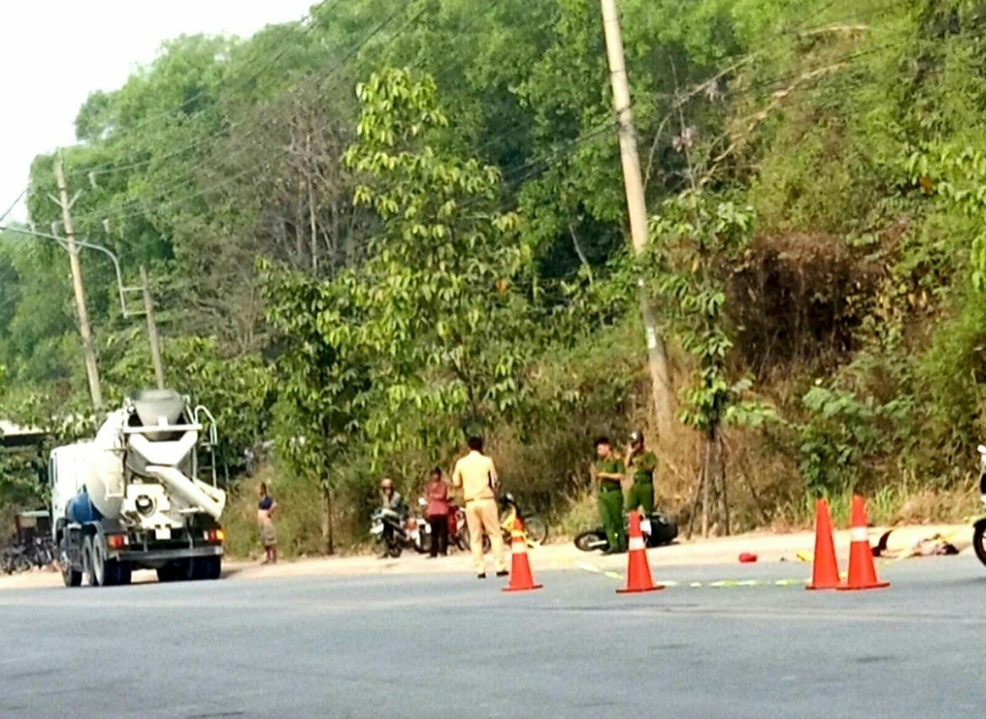 Hai mẹ con chết thảm dưới bánh xe bồn ảnh 1