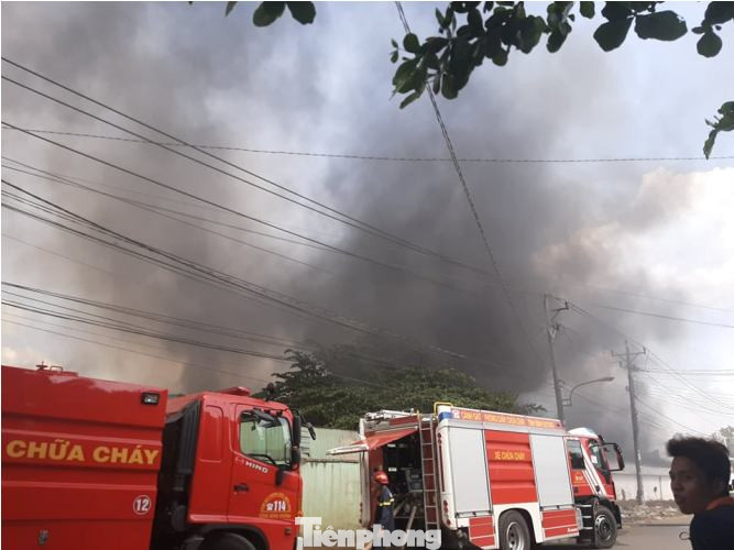 Lửa bao trùm cty gỗ rộng 10.000 m2, cả chục xe cứu hoả được huy động ảnh 2