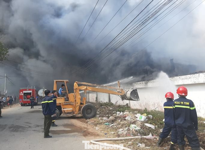 Lửa bao trùm cty gỗ rộng 10.000 m2, cả chục xe cứu hoả được huy động ảnh 1