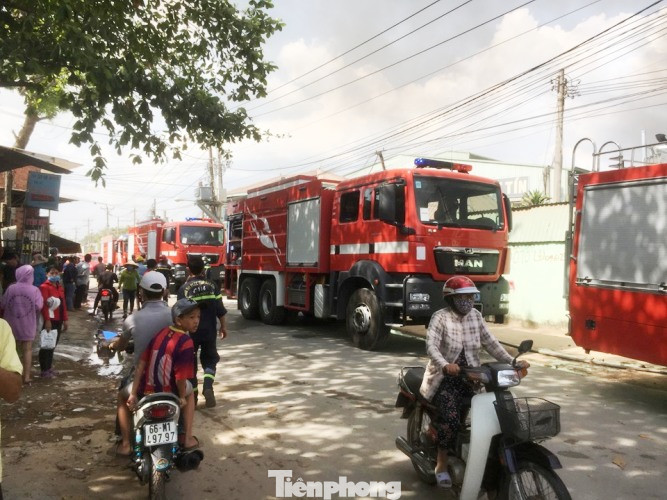 Lửa bao trùm cty gỗ rộng 10.000 m2, cả chục xe cứu hoả được huy động ảnh 6