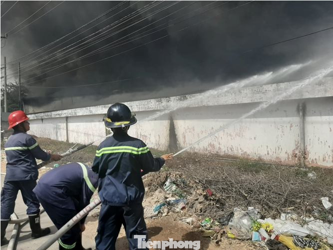 Lửa bao trùm cty gỗ rộng 10.000 m2, cả chục xe cứu hoả được huy động ảnh 3