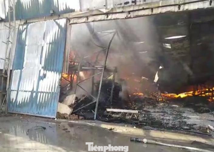 Lửa bao trùm cty gỗ rộng 10.000 m2, cả chục xe cứu hoả được huy động ảnh 4