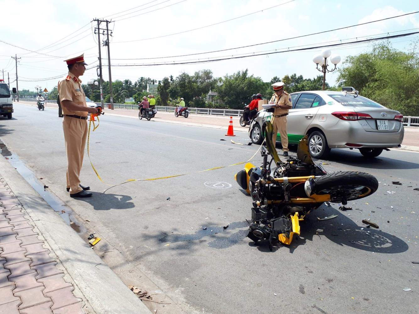 Xe mô tô phân khối lớn tông trực diện taxi, nam thanh niên bay hơn 10m ảnh 1