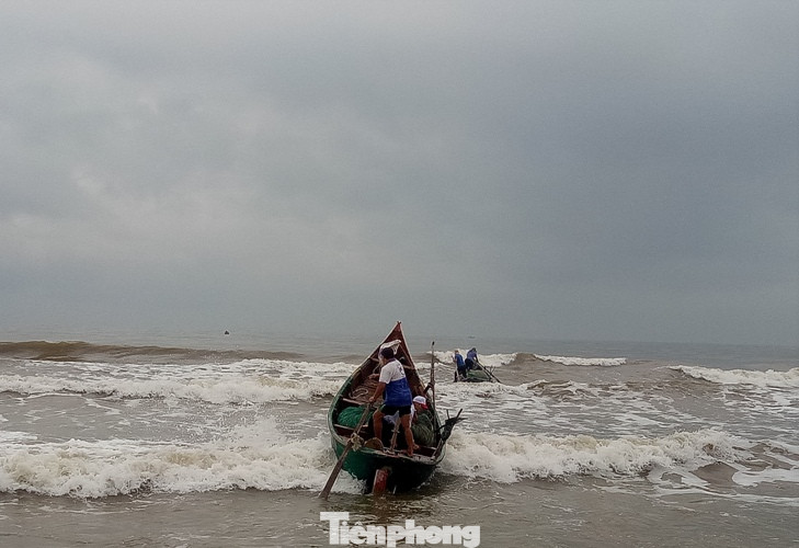 Ngư dân vượt sóng dữ kiếm ‘lộc trời’ ngày 30 Tết ảnh 4