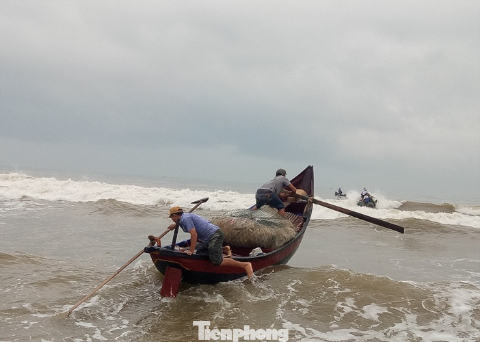 Ngư dân vượt sóng dữ kiếm ‘lộc trời’ ngày 30 Tết ảnh 5