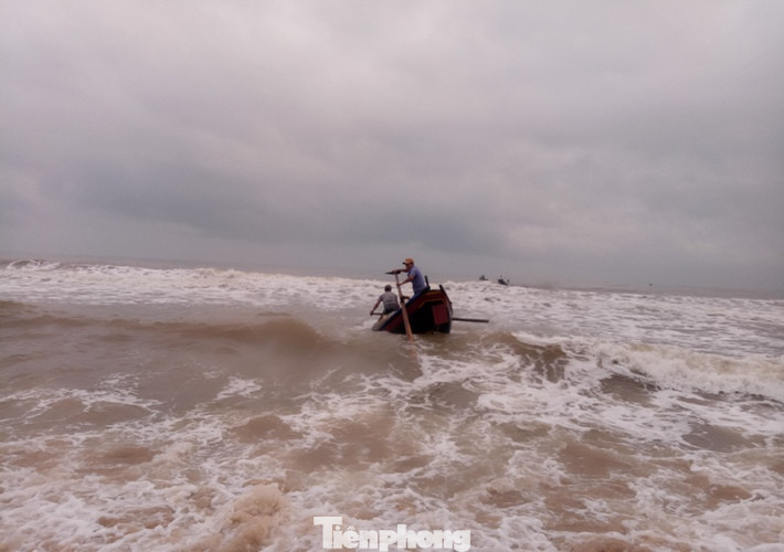 Ngư dân vượt sóng dữ kiếm ‘lộc trời’ ngày 30 Tết ảnh 6