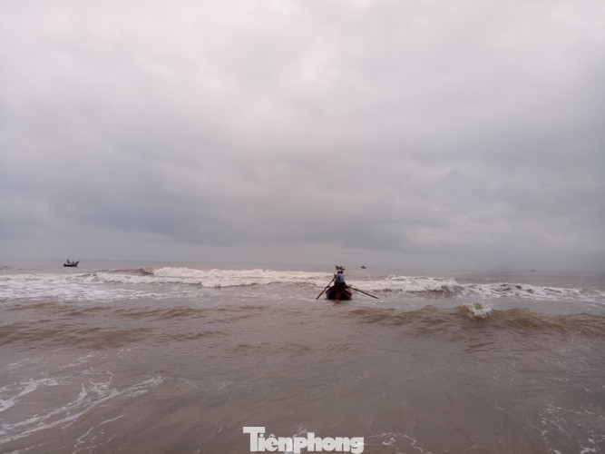 Ngư dân vượt sóng dữ kiếm ‘lộc trời’ ngày 30 Tết ảnh 7