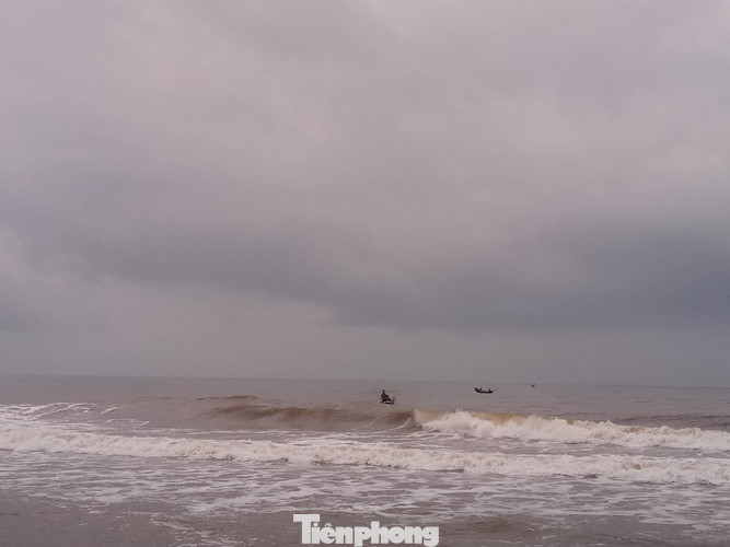 Ngư dân vượt sóng dữ kiếm ‘lộc trời’ ngày 30 Tết ảnh 8