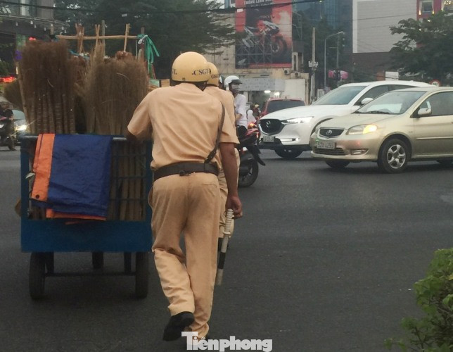Dân mạng tán dương hành động đẹp của CSGT giữa vòng vây xe cộ ngày cận Tết ảnh 1