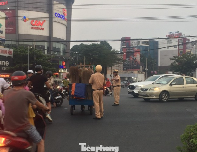 Dân mạng tán dương hành động đẹp của CSGT giữa vòng vây xe cộ ngày cận Tết ảnh 2