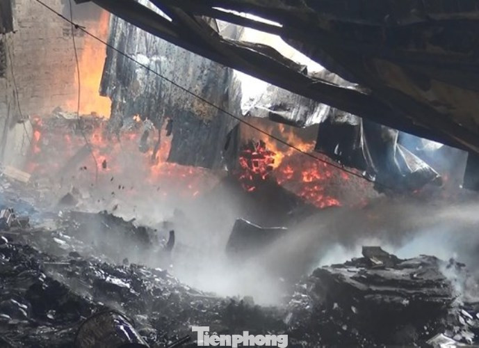 ‘Bà hỏa’ thiêu rụi công ty mút xốp ngày đầu năm ảnh 5