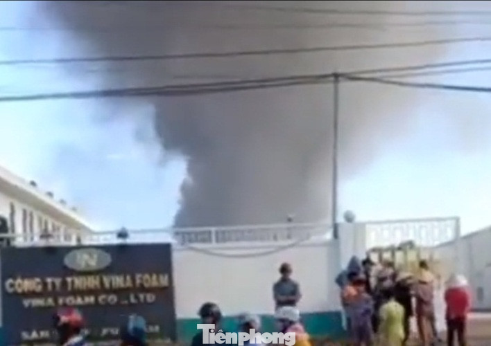 ‘Bà hỏa’ thiêu rụi công ty mút xốp ngày đầu năm ảnh 1