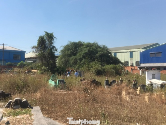 Giận vợ, chồng ra nghĩa trang treo cổ ảnh 1