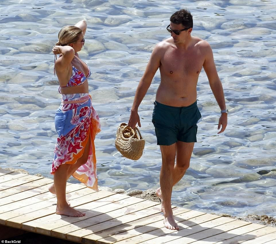 Sao truyền hình Anh khoe đường cong ‘bốc lửa’ với set bikini gần 15 triệu đồng ảnh 6